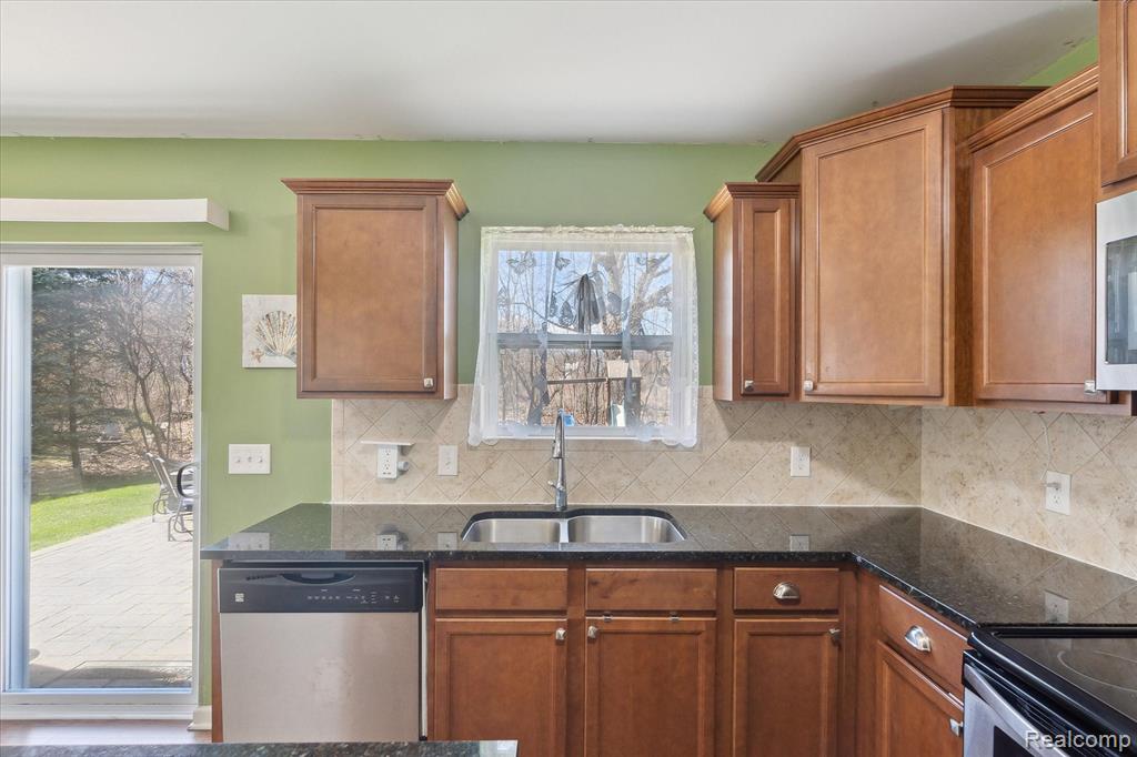 658 GLENLIVET Street, Howell, MI 48843 — Photo 17