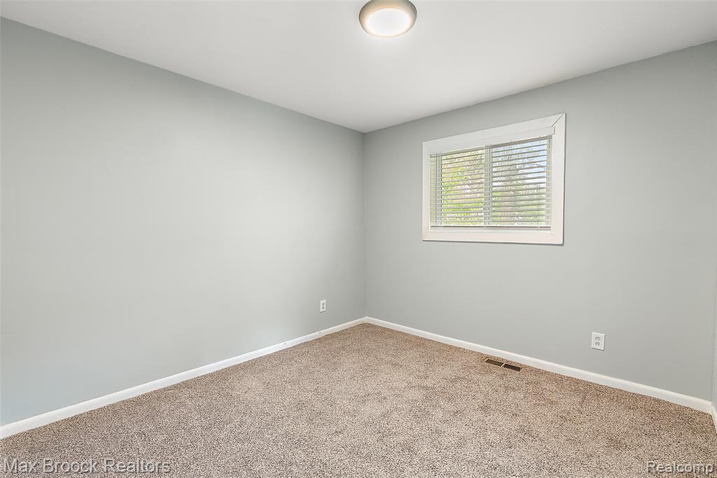 41 E Madge Avenue, Hazel Park, MI 48030 — Photo 10