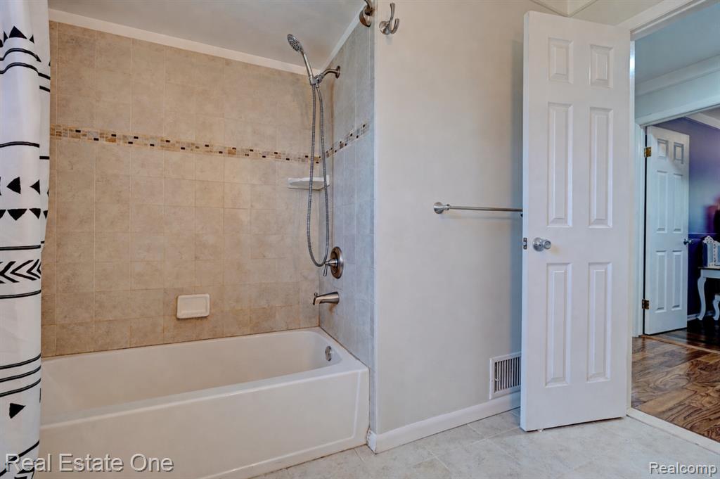 327 Coats Road, Lake Orion, MI 48362 — Photo 31