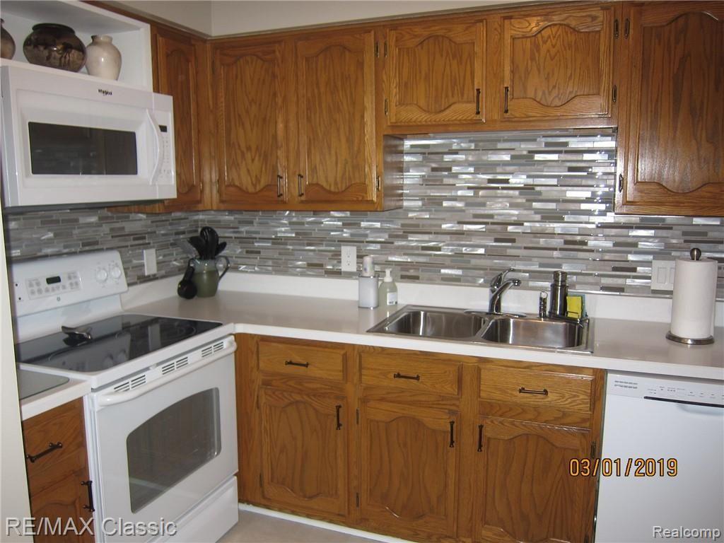 669 CAMDEN Court, Rochester Hills, MI 48307 — Photo 9