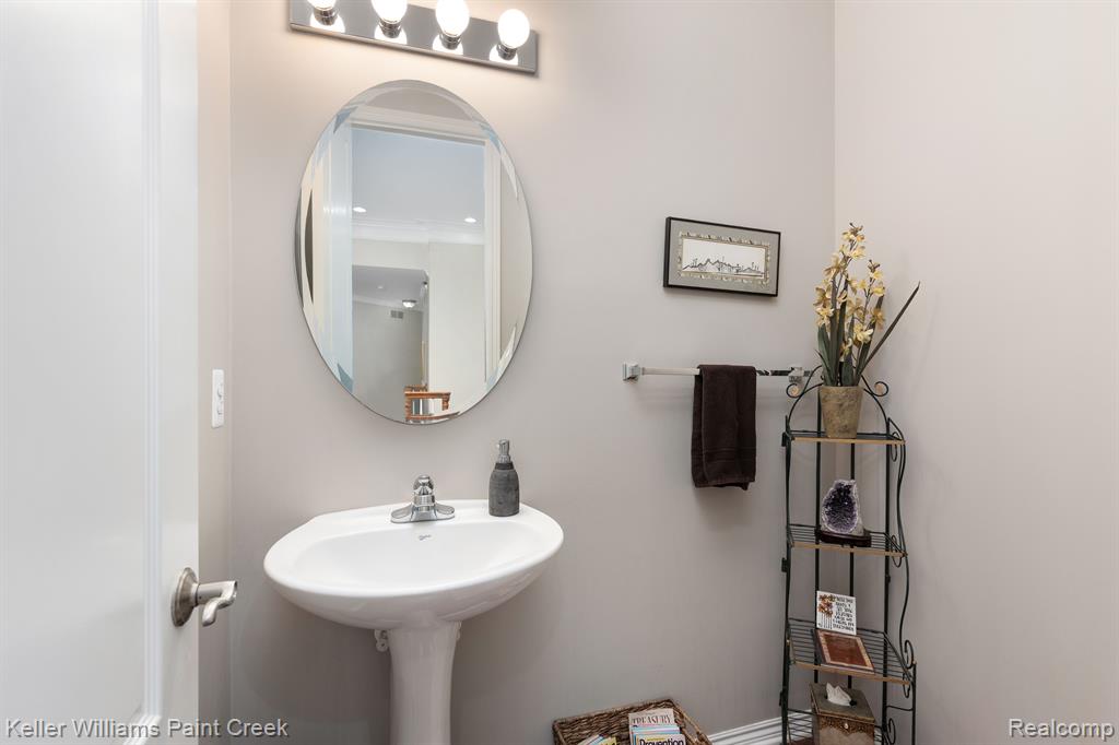 5504 Eagleview Court, Clarkston, MI 48348 — Photo 14