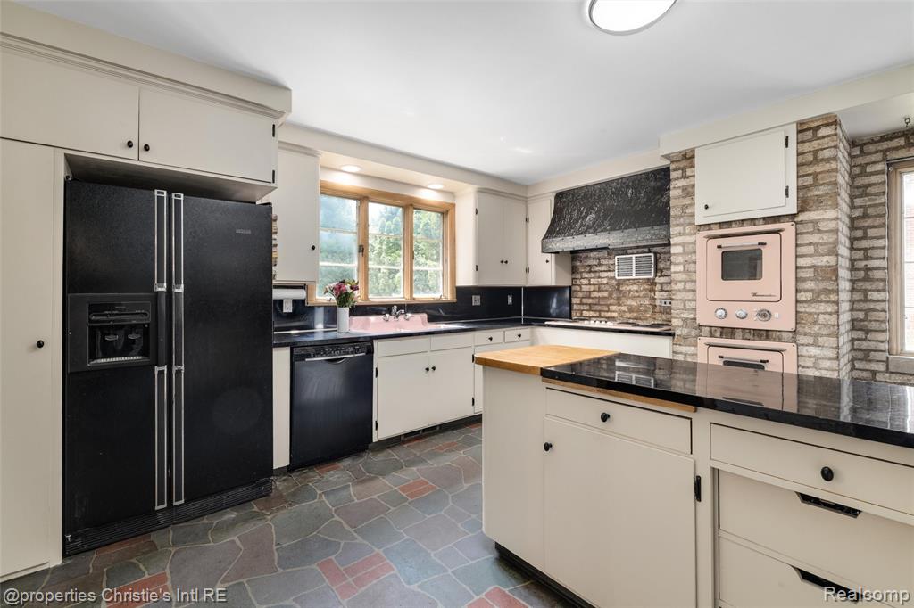 1925 Wellesley Drive, Detroit, MI 48203 — Photo 24
