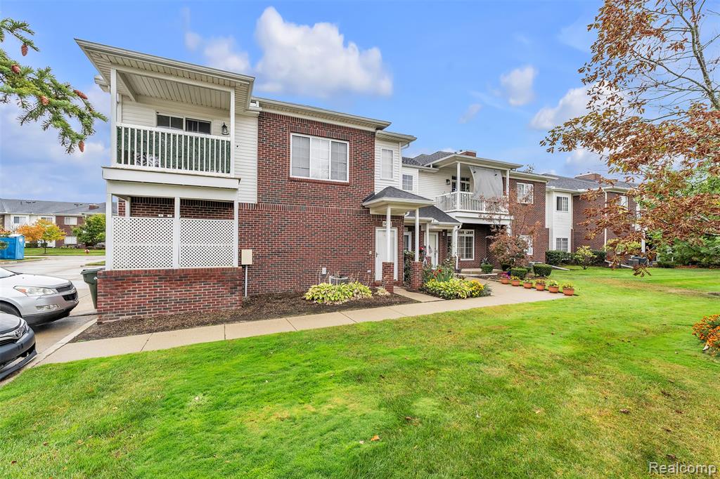 5589 TWIN OAKS Drive, Sterling Heights, MI 48314 — Photo 32