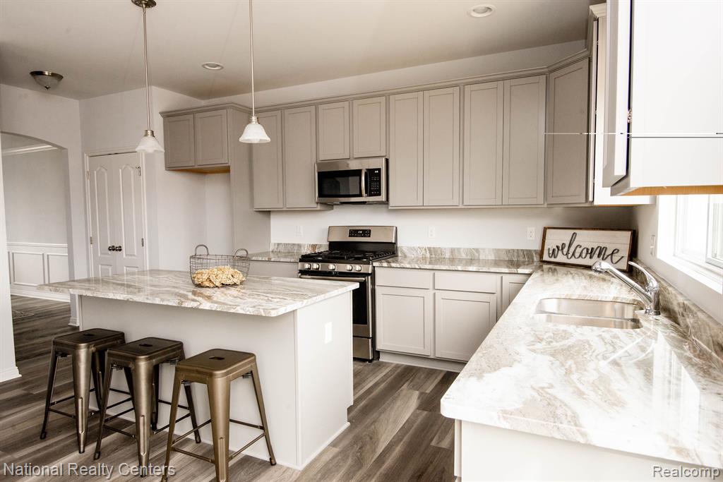 10465 Valley Drive, Goodrich Vlg, MI — Photo 11