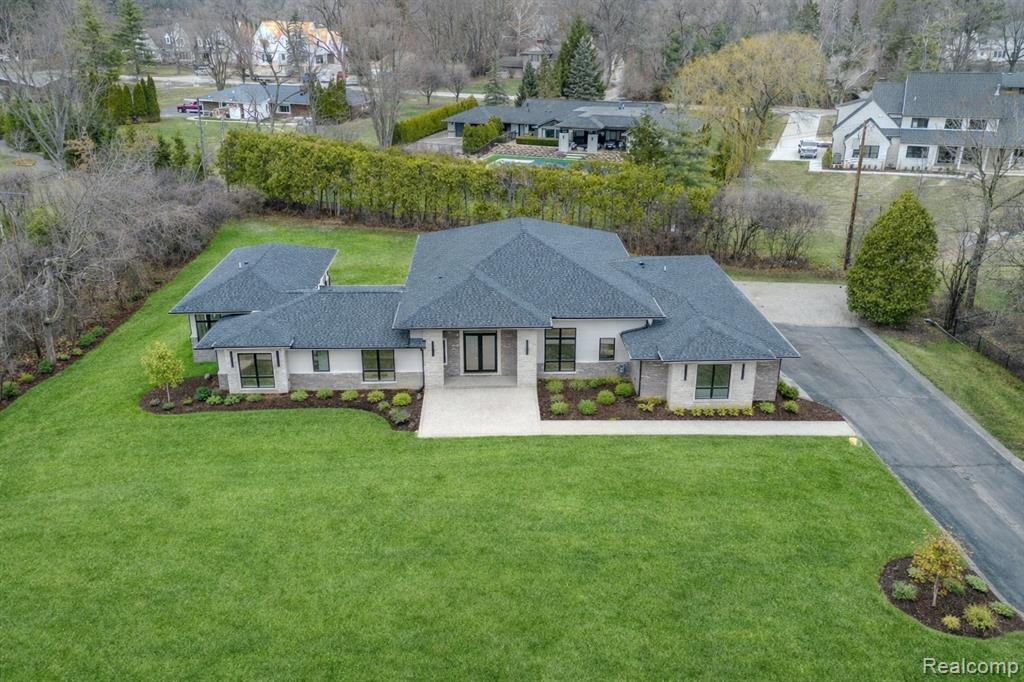 7400 Melody Lane, Bloomfield Hills, MI 48301 — front exterior