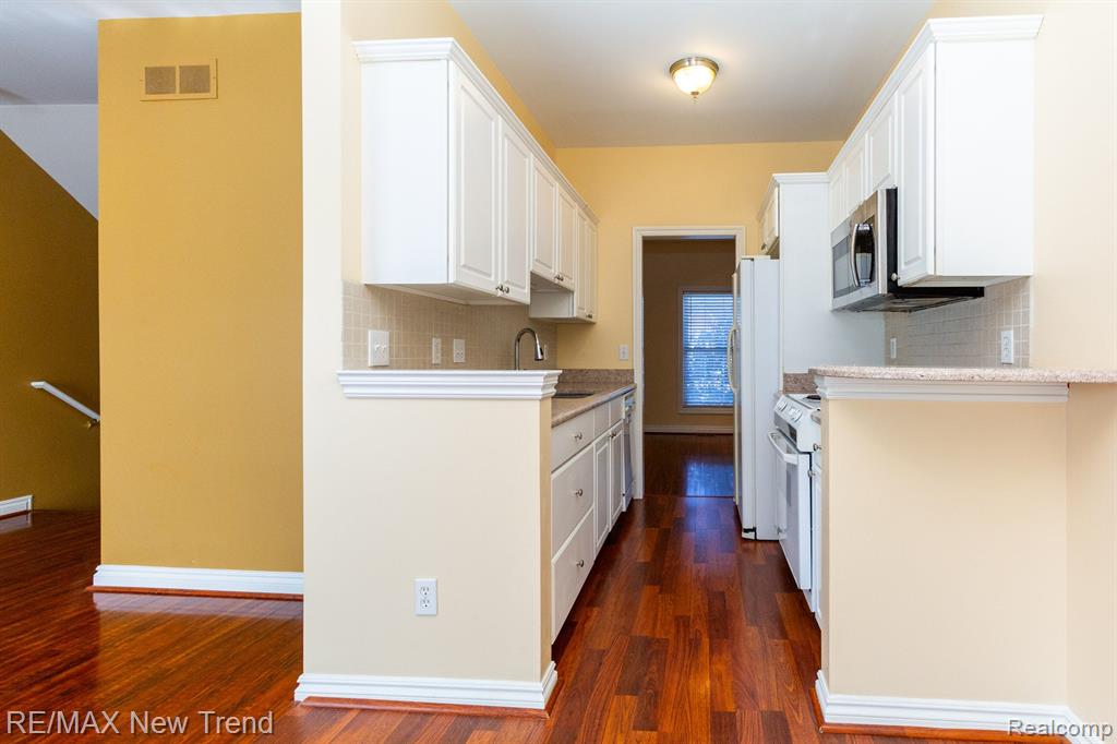 1611 E LAKEVIEW Lane, Canton, MI 48187 — Photo 10
