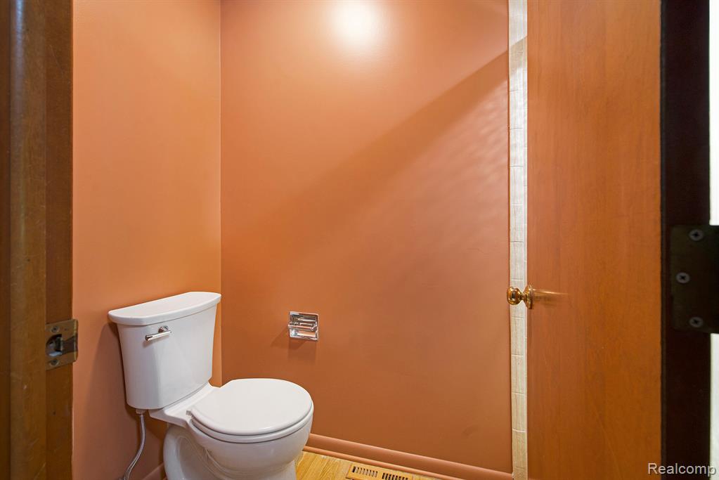 9818 BURNING TREE Drive, Grand Blanc, MI 48439 — Photo 32