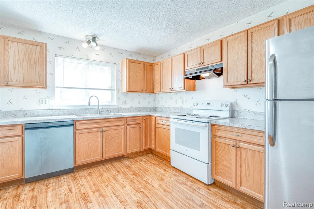 27845 Berrywood Lane, Farmington, MI 48334 — Photo 9