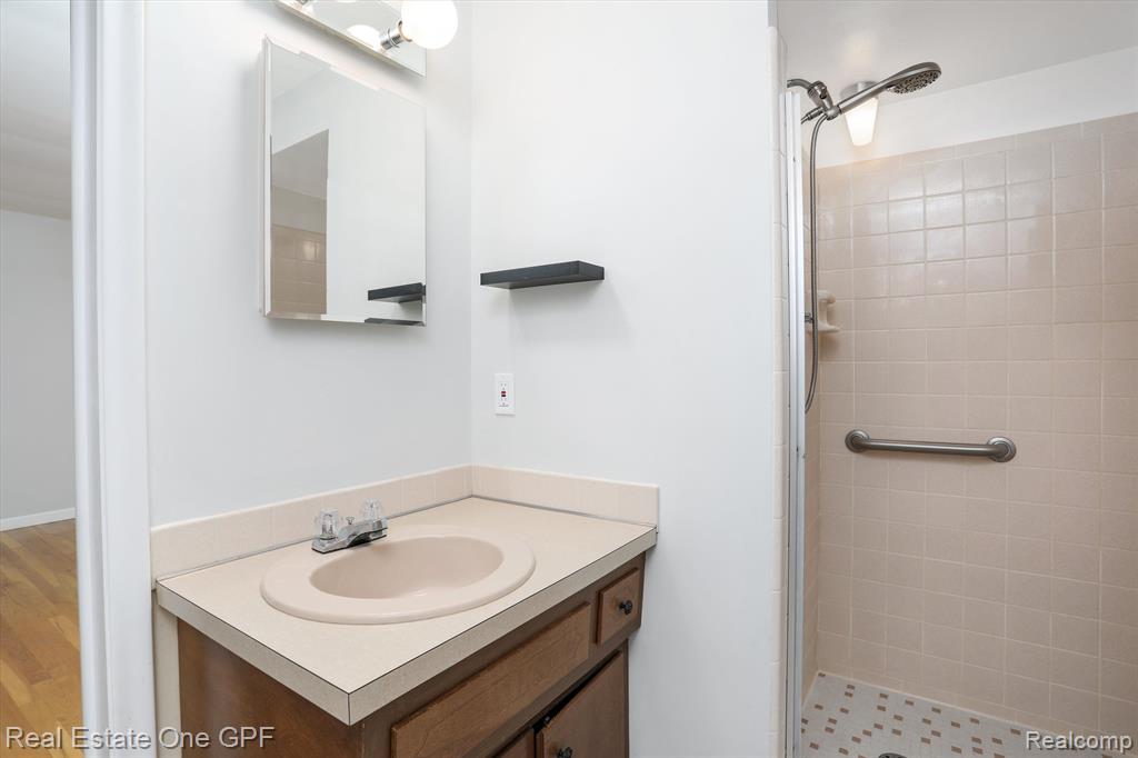 724 S ROSEDALE, Grosse Pointe Woods, MI 48236 — Photo 24