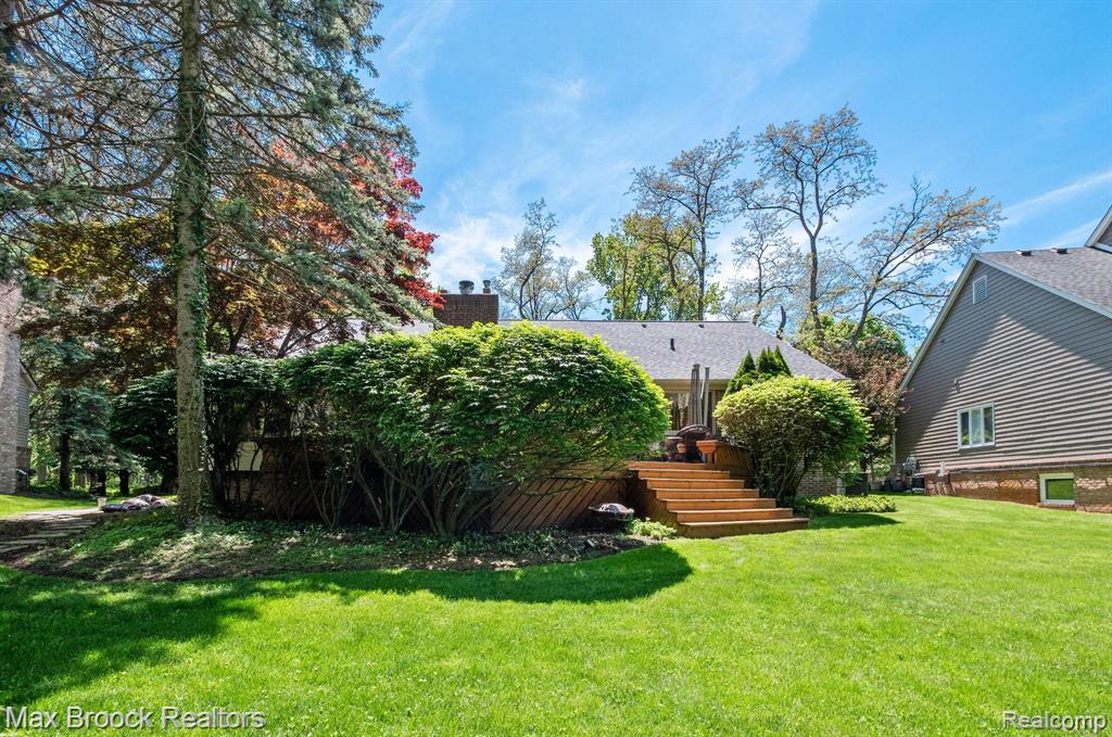 6082 N Shore Drive, West Bloomfield, MI 48324 — Photo 35