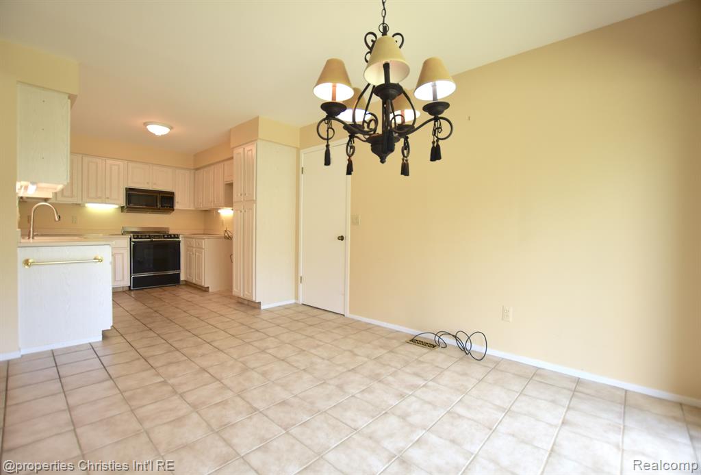 1752 S HILL Boulevard, Bloomfield Hills, MI 48304 — Photo 15
