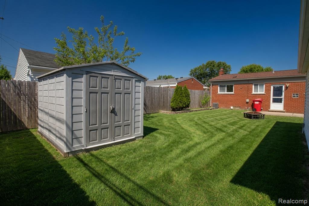 18584 Blue Island Court, Roseville, MI 48066 — Photo 34