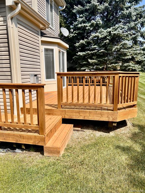 553 WOODHAVEN Drive, Commerce Twp, MI 48390 — Photo 4