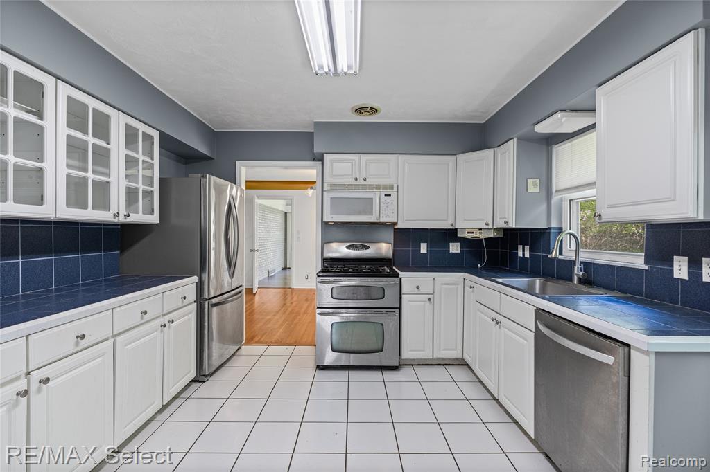 3441 Hawthorne Drive, Flint, MI 48503 — Photo 6