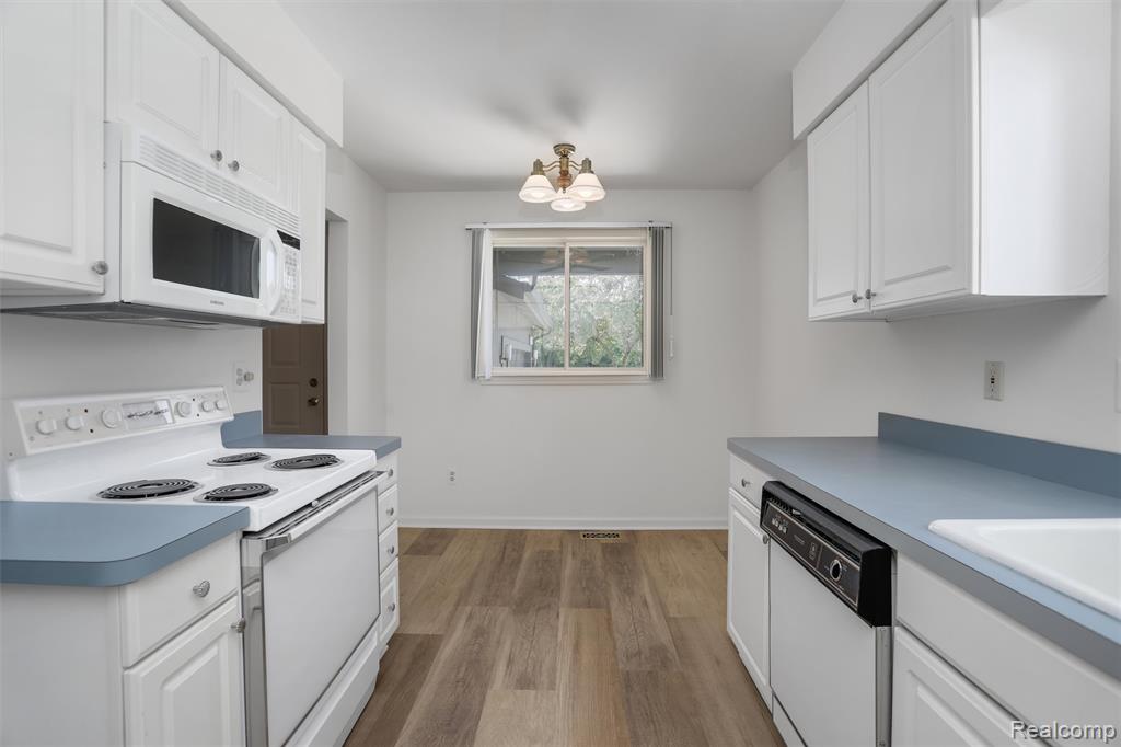 9735 Hawthorne Glen Drive, Grosse Ile, MI 48138 — Photo 12