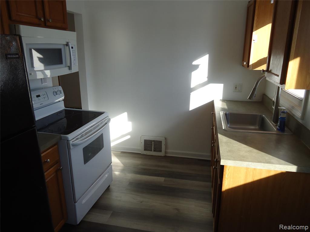829 HUDSON Street, Wyandotte, MI 48192 — Photo 21