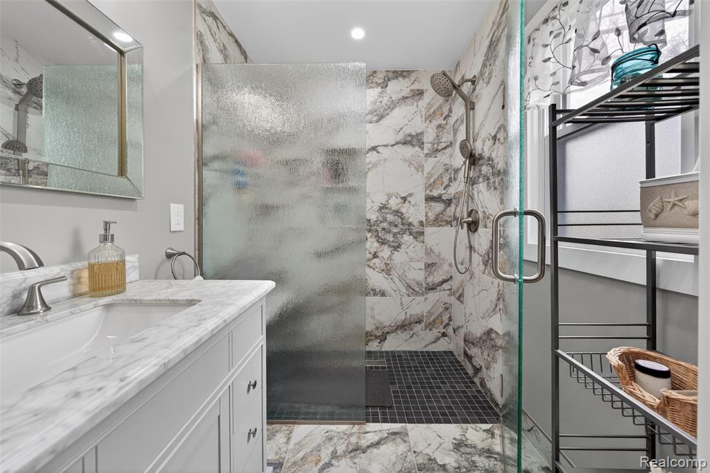 1430 Benvenue Street, Sylvan Lake, MI 48320 — Photo 15