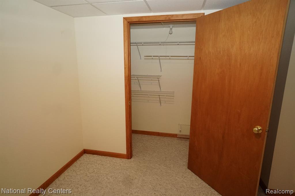 441 SANDALWOOD Drive, Rochester Hills, MI 48307 — Photo 36