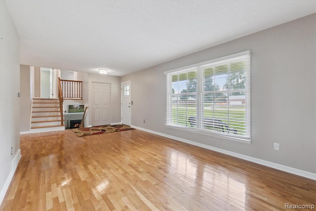 6233 Golfview Drive, Burton, MI 48509 — Photo 9
