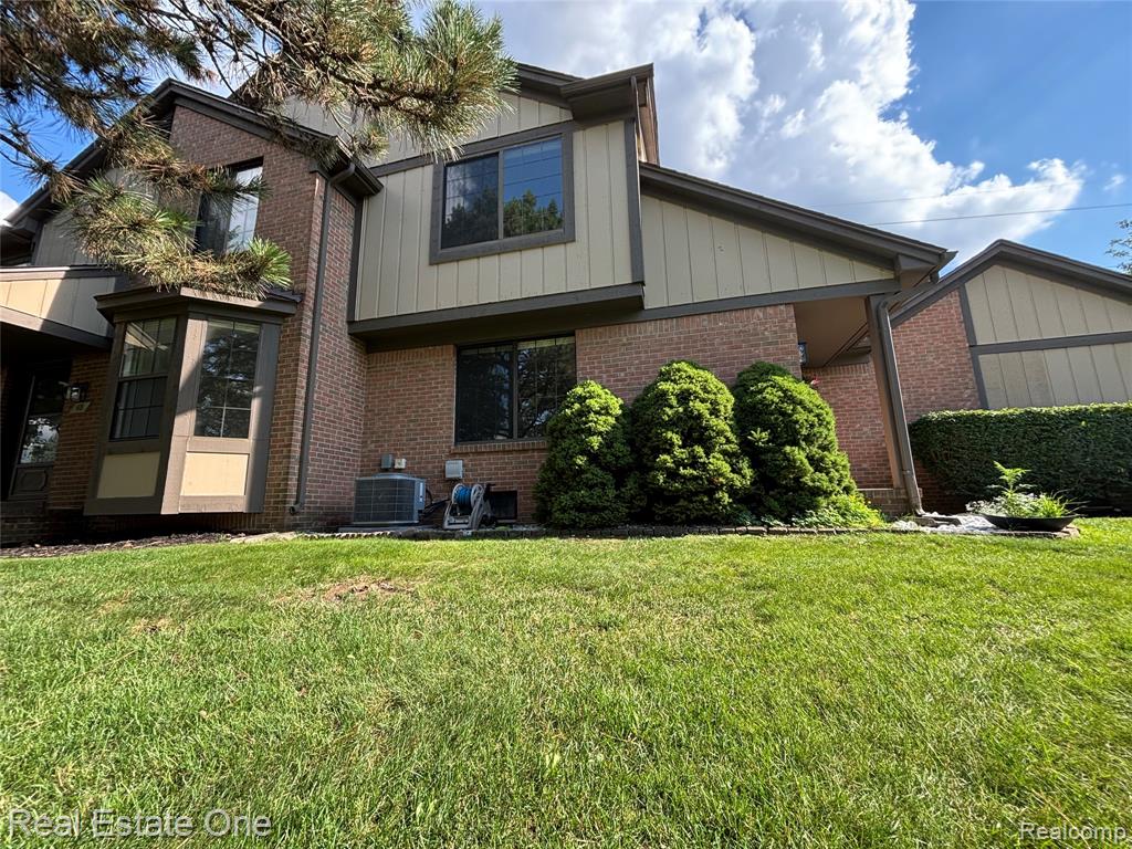 66 Meadow Wood Drive, Rochester Hills, MI 48307 — Photo 3