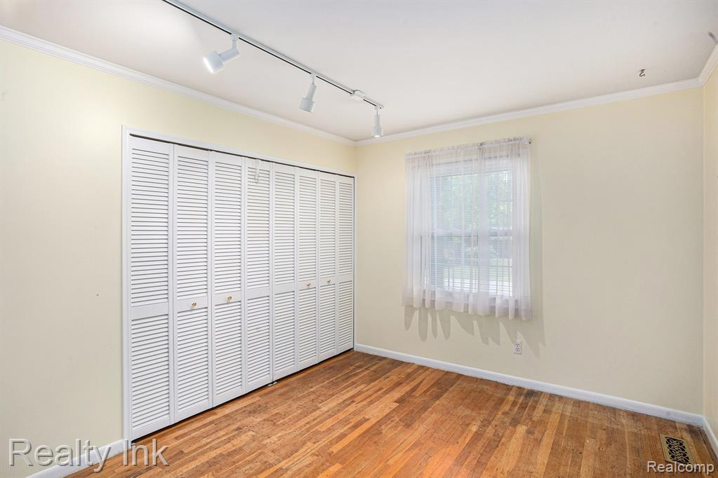 458 Shagbark Drive, Rochester Hills, MI 48309 — Photo 8