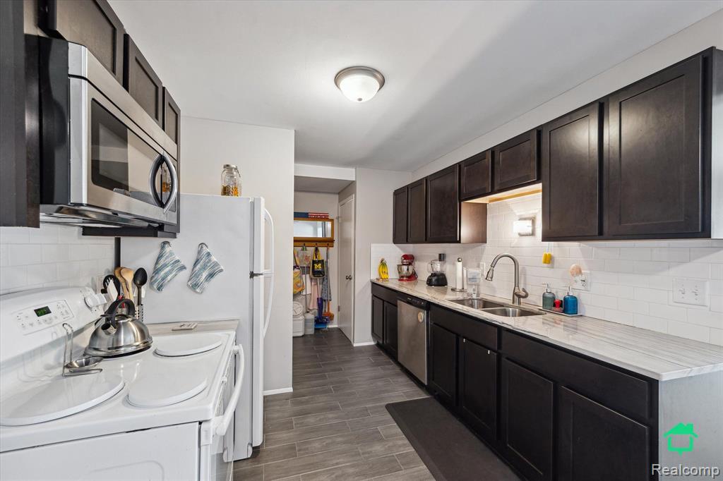 37675 Colonial Drive, Westland, MI — Photo 16