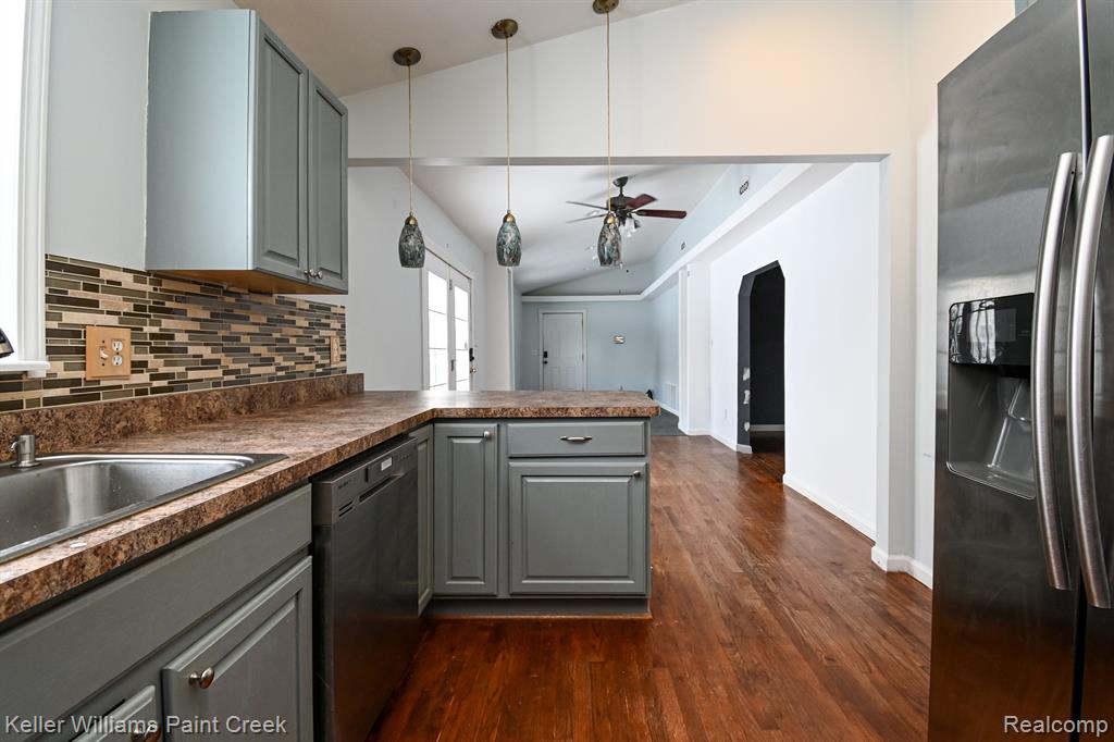 635 JOSLYN Road, Lake Orion, MI 48362 — Photo 11