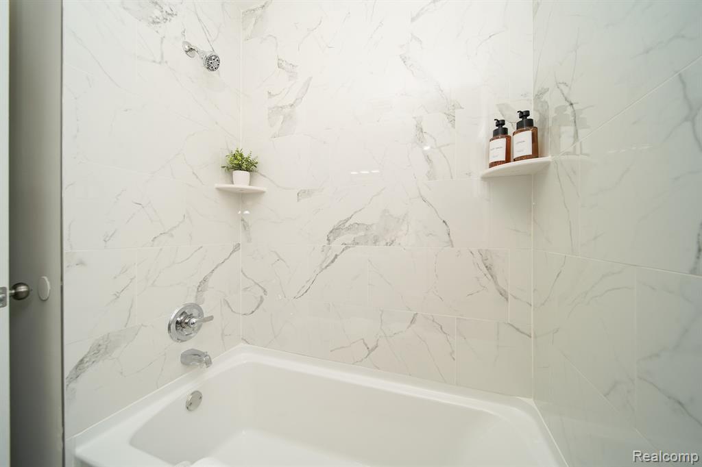 19348 Woodcrest Street, Harper Woods, MI 48225 — Photo 38