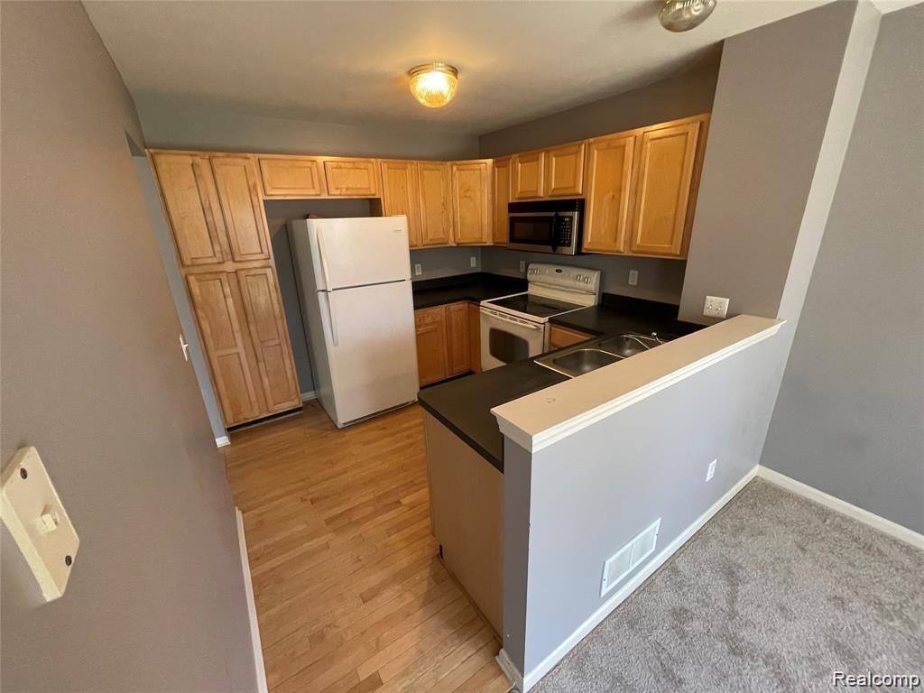 8767 HARDWOOD Drive, Van Buren, MI 48111 — Photo 5