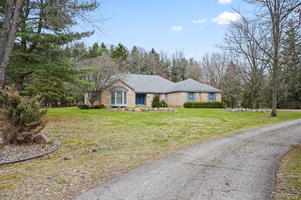 9856 Rattalee Lake Road, Clarkston, MI 48348 — Photo 46