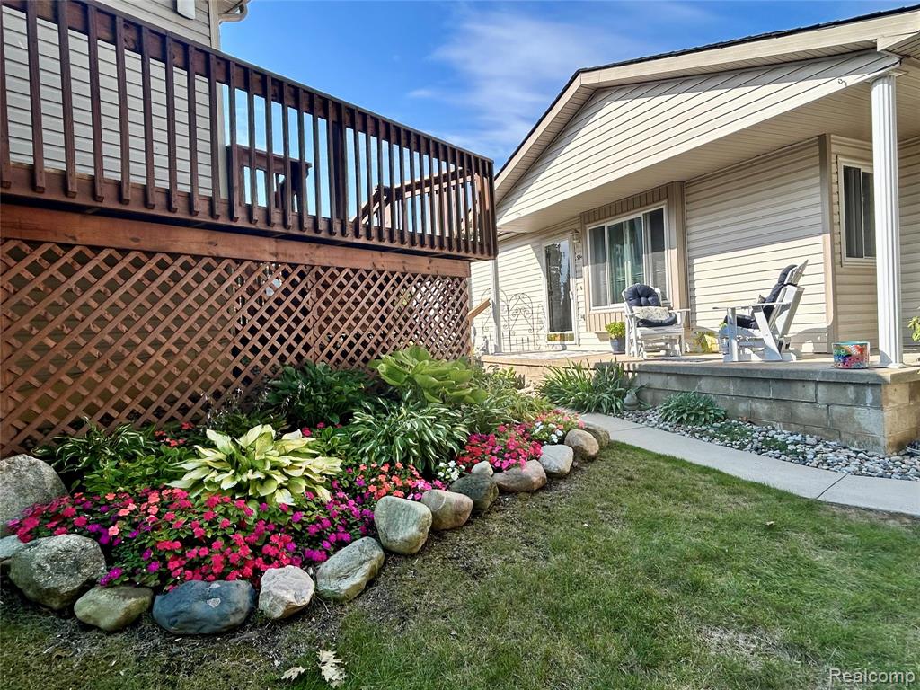 9545 Woodside Circle, Grand Blanc, MI 48439 — front exterior