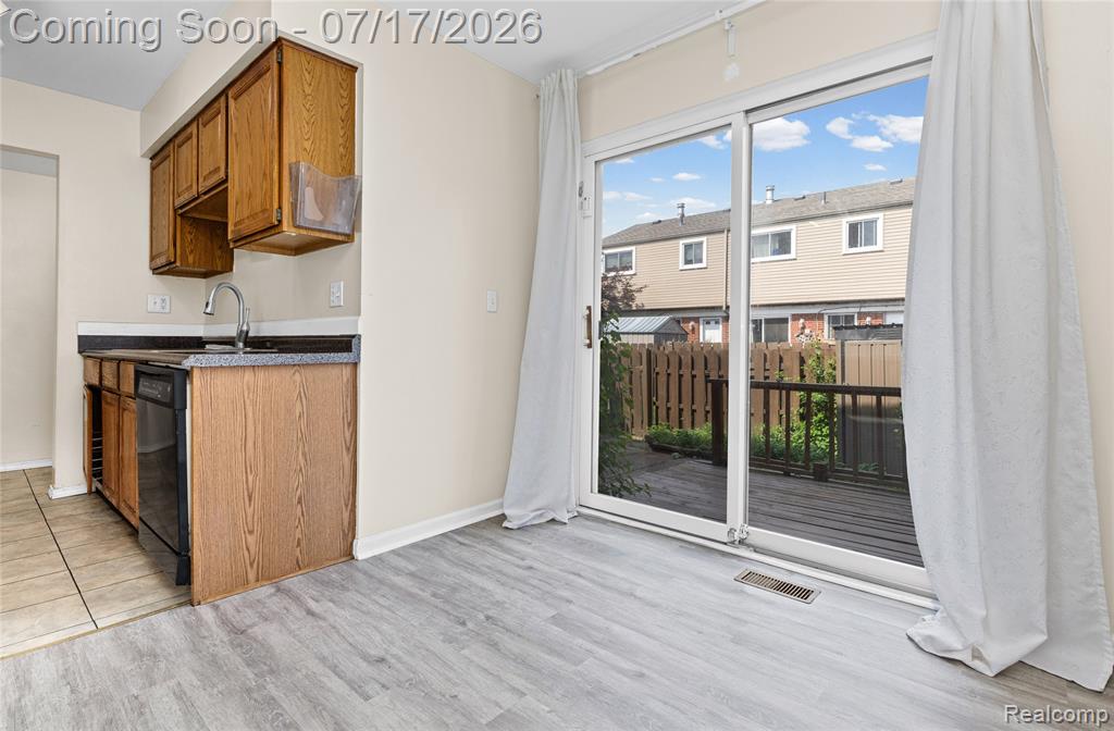 8136 Busko, Warren, MI 48093 — Photo 14