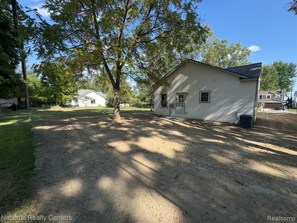542 Springle Drive, Waterford, MI 48327 — Photo 21