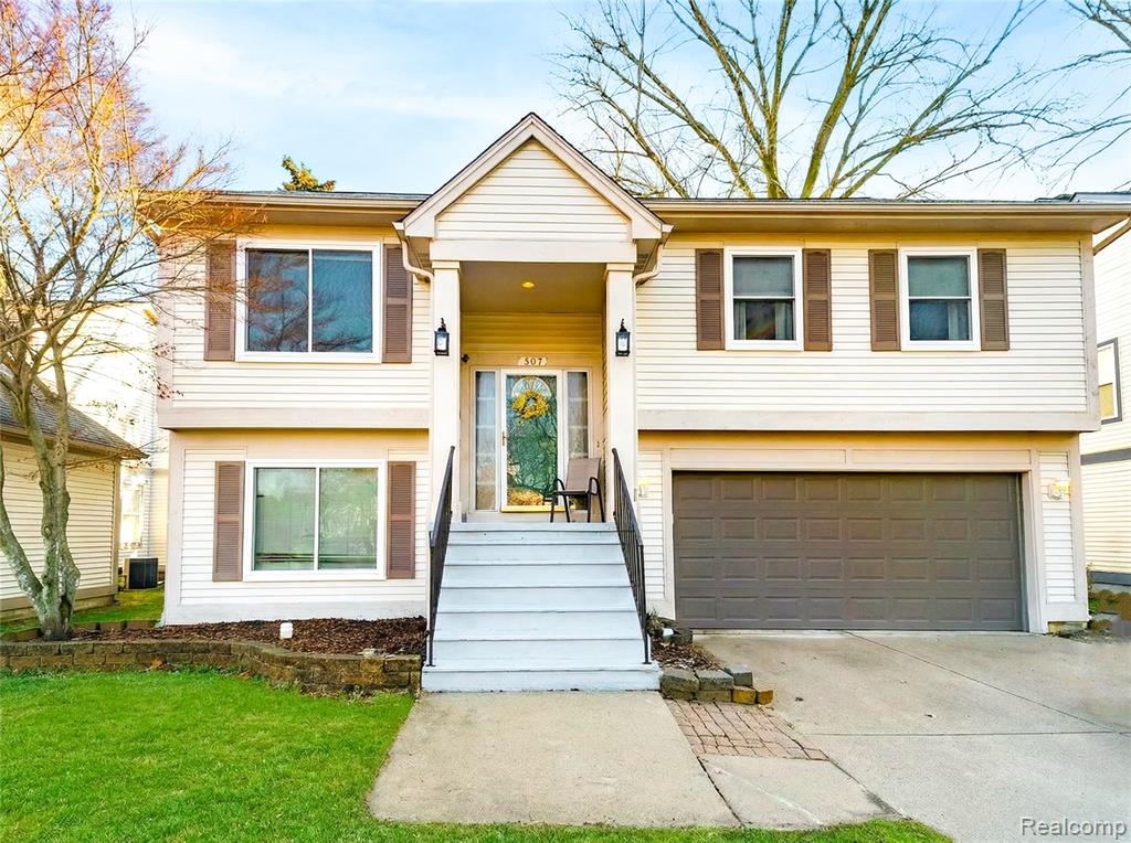 907 Huntclub Boulevard, Auburn Hills, MI 48326 — front exterior