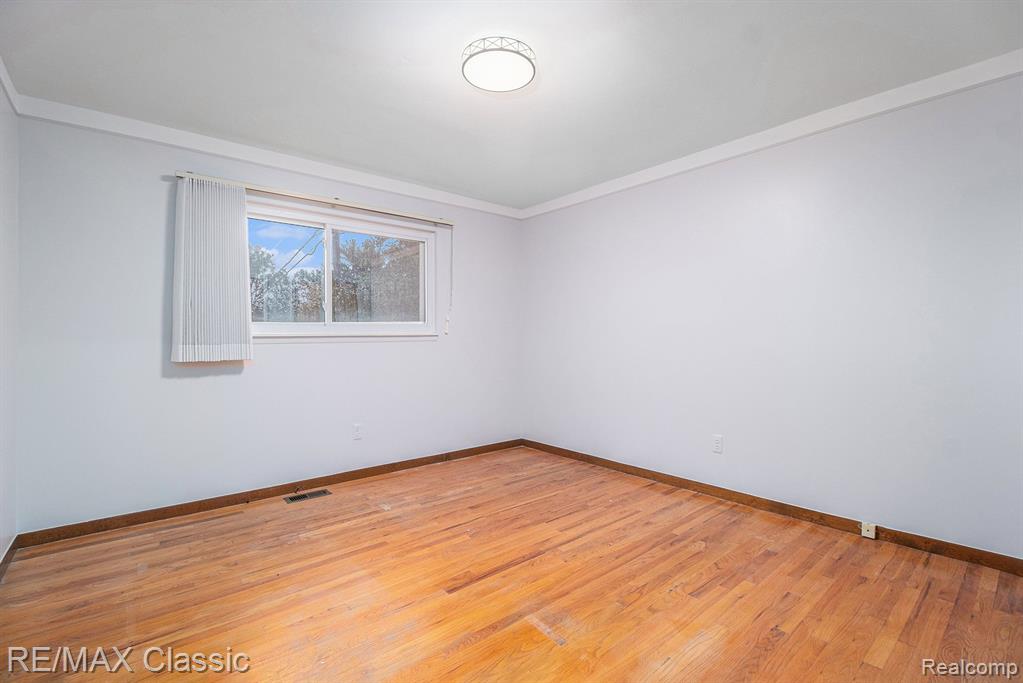 4909 DICKSON Drive, Sterling Heights, MI 48310 — Photo 11