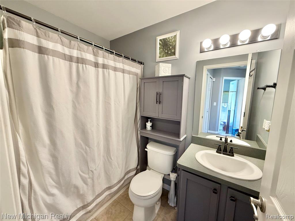 8205 Peninsula Circle, Grand Blanc, MI 48439 — Photo 19
