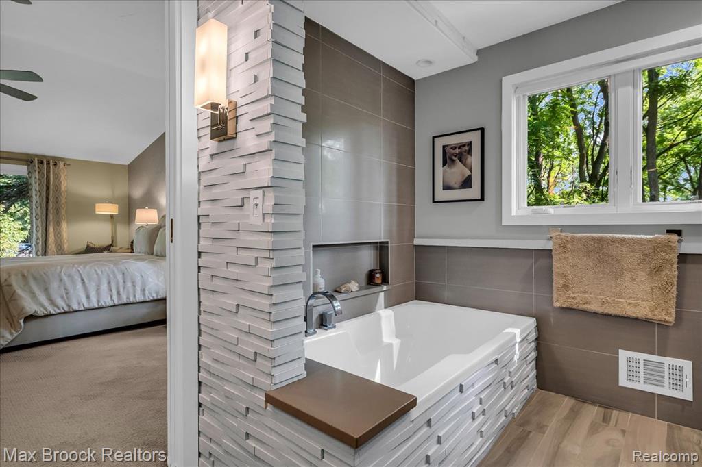 7015 Scenic Ridge Drive, Clarkston, MI — Photo 28
