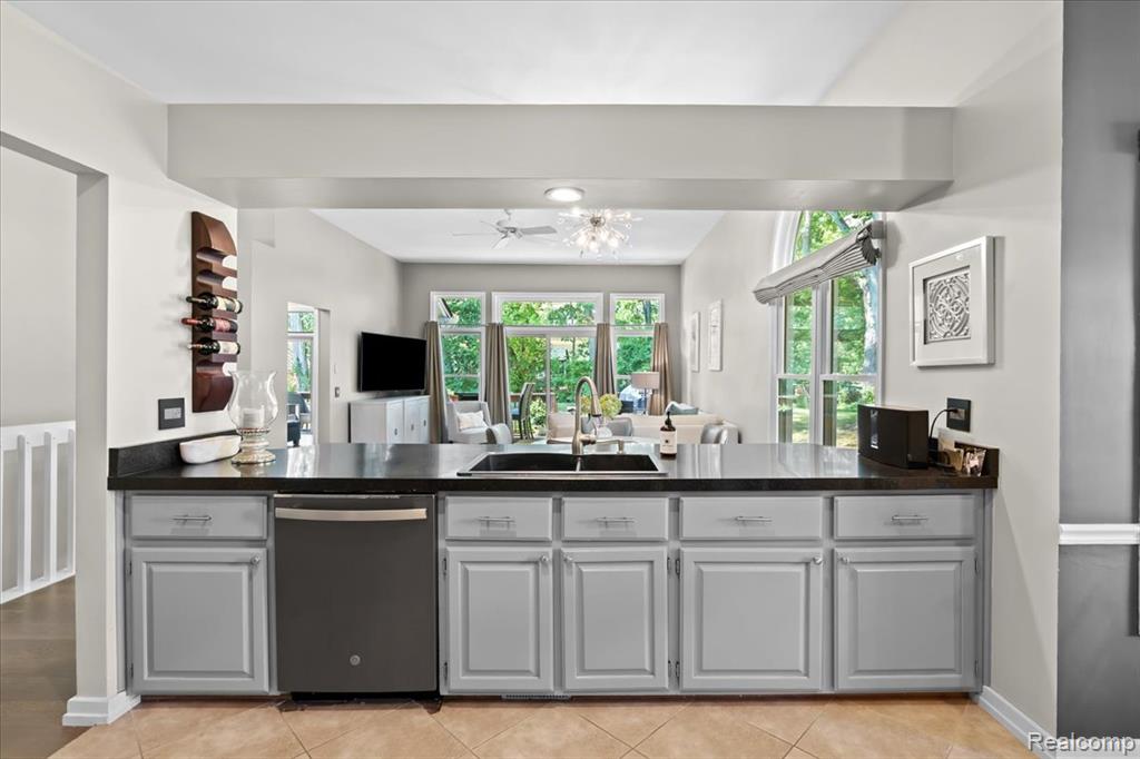 657 WOODSIDE Drive, Milford, MI 48381 — Photo 15