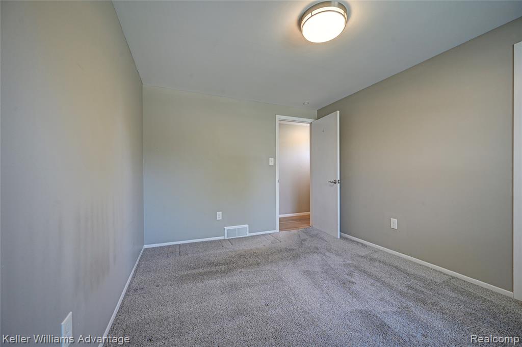 18467 Middlesex Avenue, Lathrup Village, MI 48076 — Photo 44