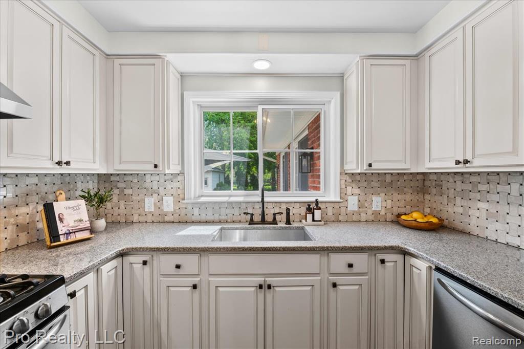 429 Roland Road, Grosse Pointe Farms, MI 48236 — Photo 14