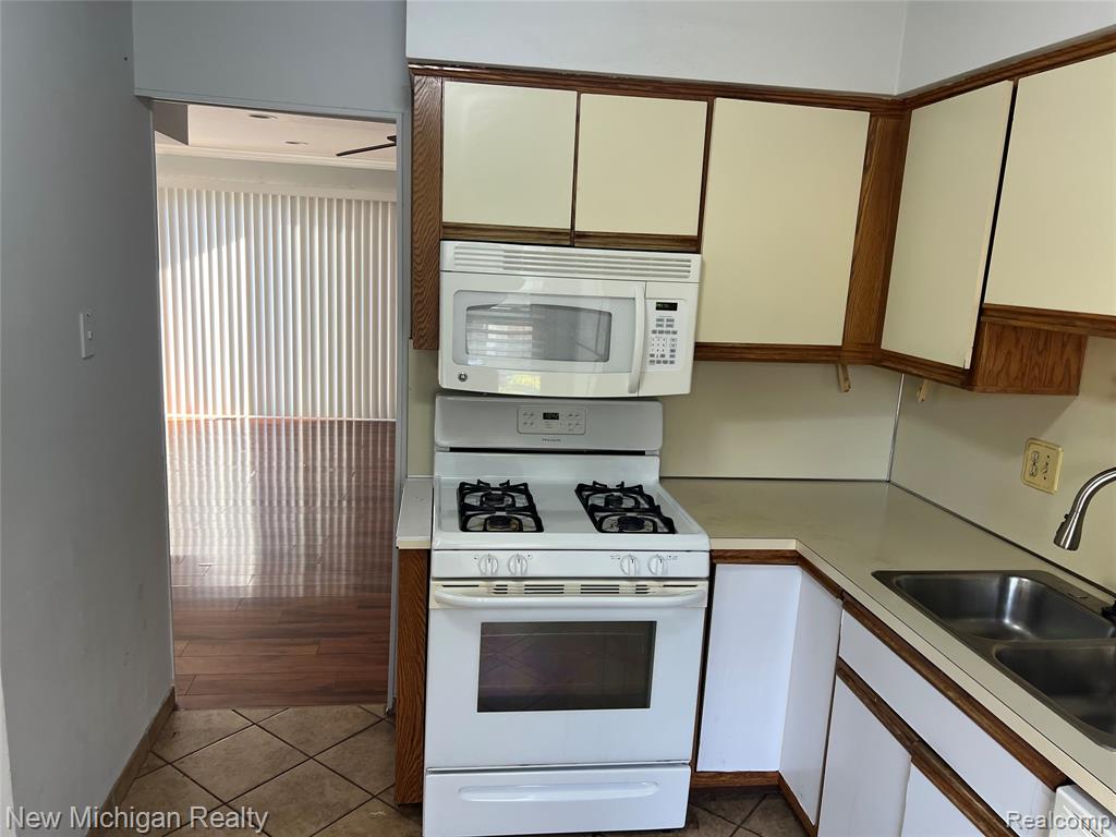 8147 CLAY Court, Sterling Heights, MI 48313 — Photo 8
