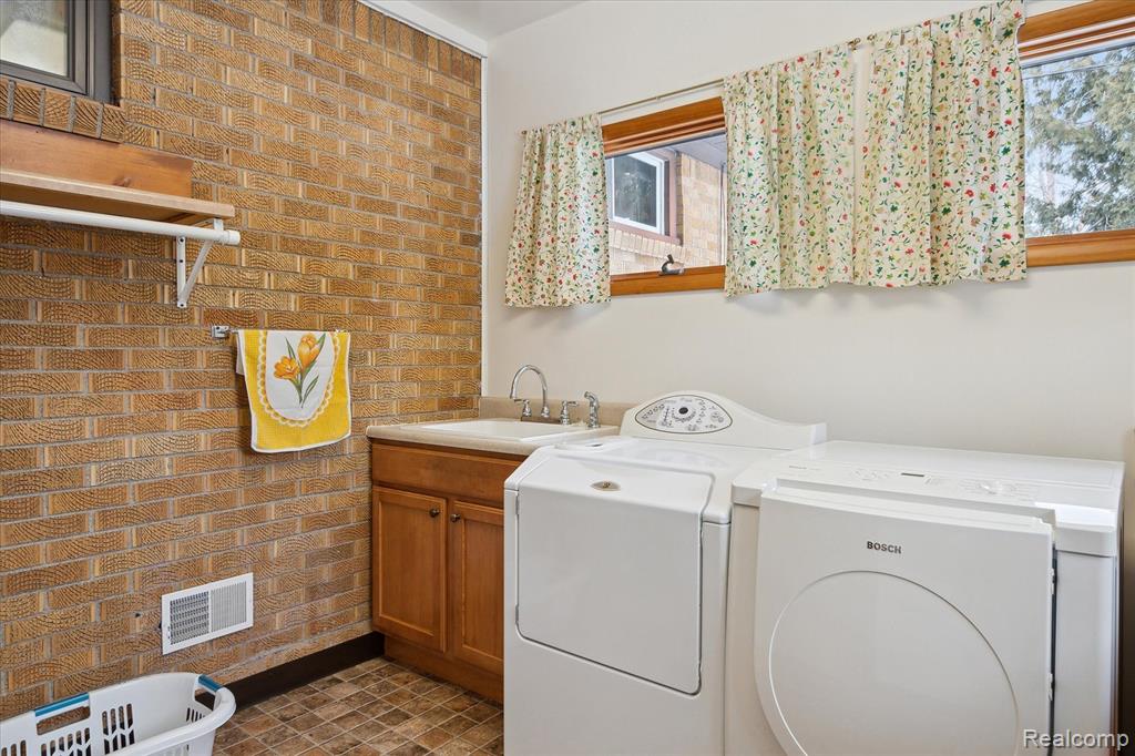 310 TAYLOR Lane, Chelsea, MI 48118 — Photo 27