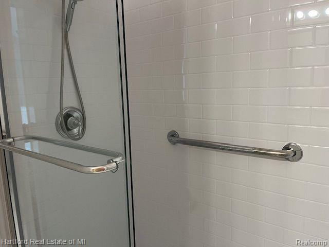 395 WOODVALE Drive, Walled Lake, MI 48390 — Photo 21