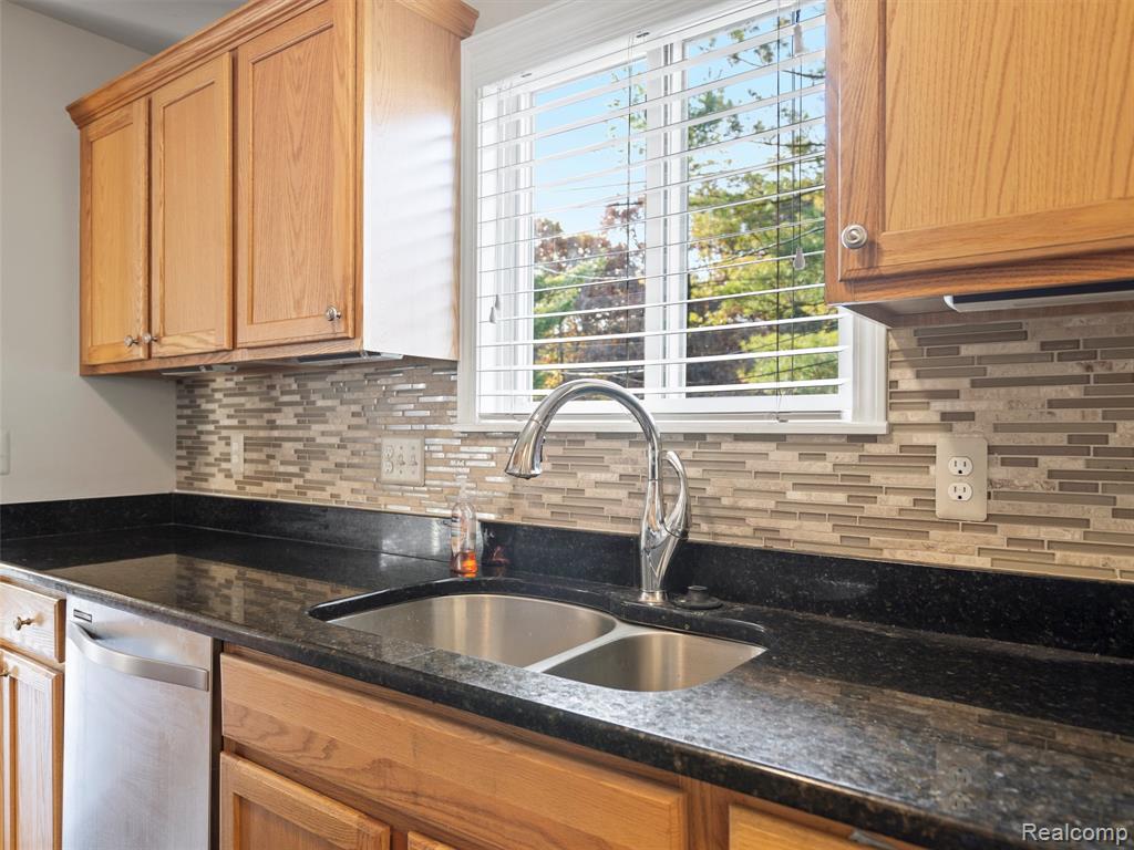 987 FAIRLEDGE Street, Lake Orion, MI 48362 — Photo 13