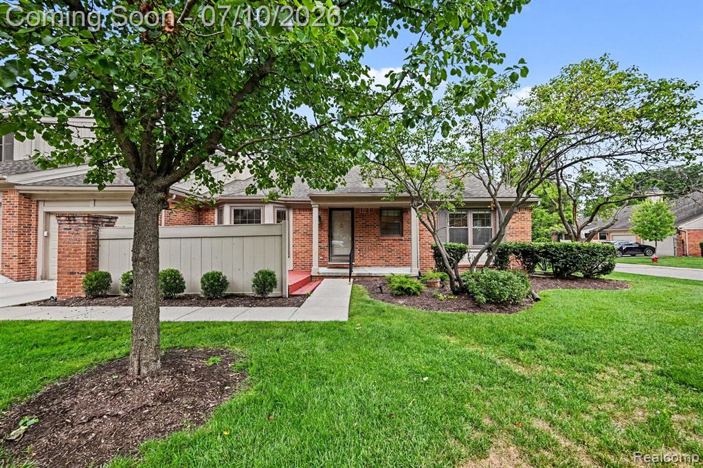 7140 Green Farm Road, West Bloomfield, MI — front exterior
