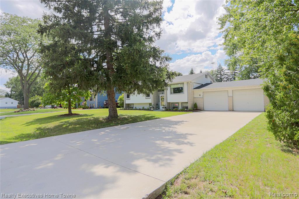 2687 Los Angeles Drive, Wolverine Lake, MI 48390 — Photo 2
