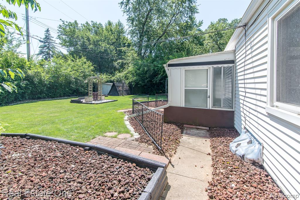 4049 MEIGS Avenue, Waterford, MI 48329 — Photo 25