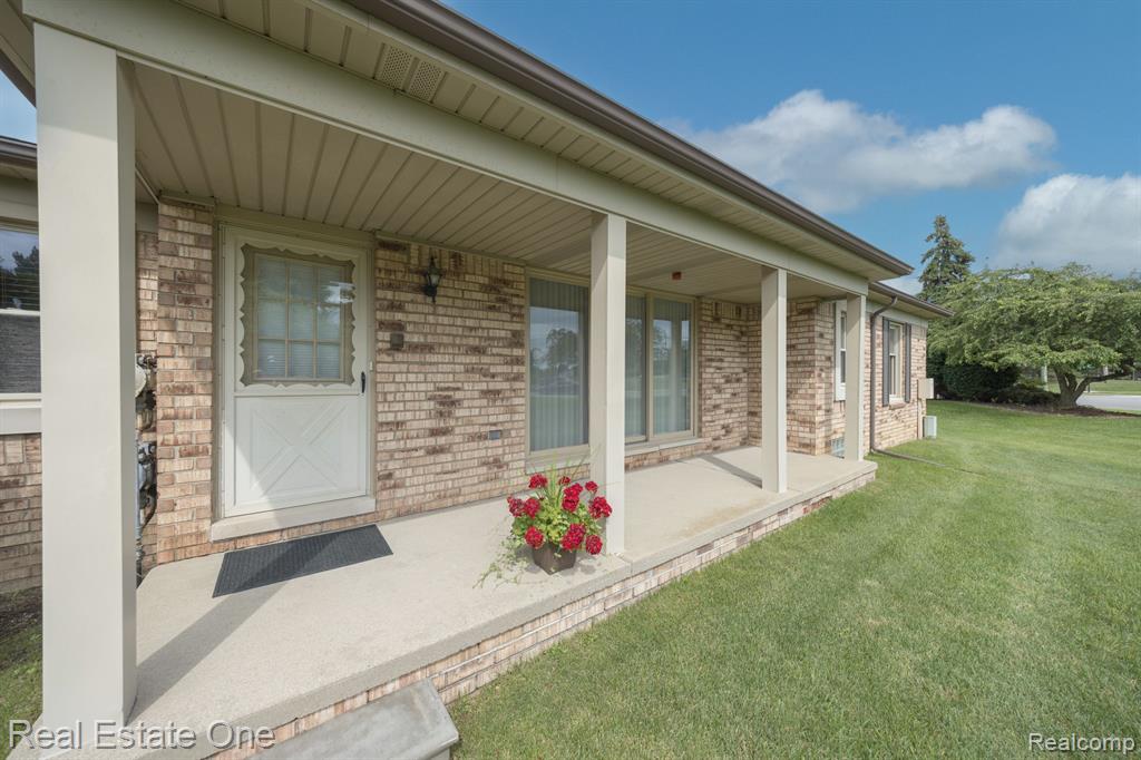 49139 FREEDOM Court, 4, Shelby Twp, MI 48315 — Photo 2