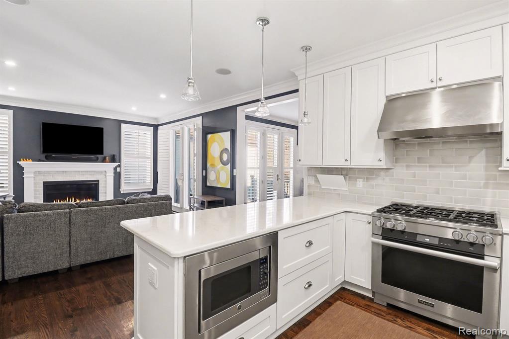 4 Riverbank Drive, Beverly Hills, MI 48025 — Photo 8