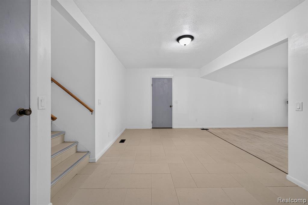 9288 Hilda Lane, Flushing, MI 48433 — Photo 13